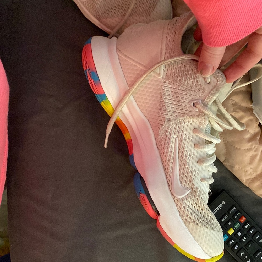 Basketball shoes